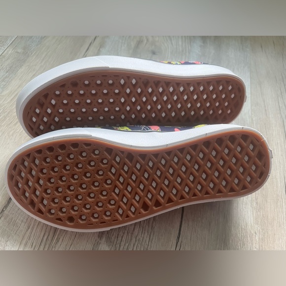 Vans SpongeBob Aloha Bob Comfy
Cush Authentic Mens Size 5 Women’s Size 6.5 - Picture 6 of 12